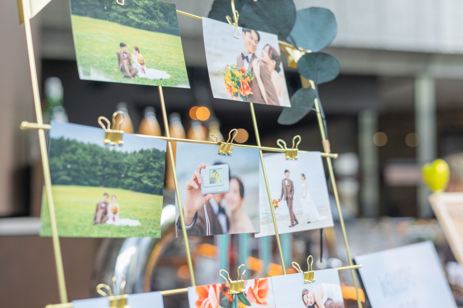 「結婚式、憧れるけどお金がかかりそう…」 「見積もりを見たら300万円オーバー。正直、そこまで出せない…」 そんなお悩みをお持ちではありませんか？ 実は、結婚式の費用は**「選び方」と「知恵」次第で、数十万円〜100万円単位で変わる**ことがあります。しかも、ゲストへの料理や引き出物の質は落とさずに、です。 今回は、数多くの結婚式をプロデュースしてきた私たちが、**「結婚式のクオリティは保ったまま、賢く費用を抑える5つの裏ワザ」**を包み隠さずお伝えします。 見出し1：【日程・時期】一番割引が大きい「特異日」を狙う 結婚式の費用が一番大きく変動するのは、実は「日取り」です。内容が全く同じでも、日程を変えるだけで大幅な割引が適用されることがあります。 オフシーズンを狙う： 人気の春・秋を避け、**夏（7・8月）や冬（1・2月）**を選ぶだけで、会場費が半額近くになることも。 お日柄を気にしない： 「大安」は人気ですが、**「仏滅」や「赤口」**は予約が入りにくいため、特別な割引プランが用意されていることが多いです。 直前予約（直前割）： 挙式まで3ヶ月〜半年を切った日程は、会場側も「空けておくよりは…」と格安で提供することがあります。準備は少し忙しくなりますが、コスパは最強です。 見出し2：【スタイル】「ご祝儀制」ではなく「会費制」を検討する 従来の「ご祝儀制（ゲストが3万円などを包む）」ではなく、**「会費制（1.5次会スタイル）」**にするのも一つの手です。 メリット： 会費設定（例：15,000円〜20,000円）により、新郎新婦の自己負担額を事前にコントロールしやすくなります。 ゲストにも好評： ゲストにとってもご祝儀より負担が軽いため、喜ばれることが多いです。 引き出物をシンプルに： 会費制の場合、高価な引き出物を用意する必要がなく（引菓子やプチギフト程度）、ここでも費用を抑えられます。 見出し3：【アイテム】「持ち込み」で賢く節約！ただし注意点も 会場が用意するアイテムではなく、自分たちで手配して持ち込むことで費用を抑える方法です。 ペーパーアイテム： 招待状や席次表をDIY、または格安の外部業者に頼む。 動画（ムービー）： オープニングやプロフィールムービーを自作する。 ブーケ・小物： フリマアプリやハンドメイドサイトを活用する。 【⚠プロからの注意点】 会場によっては**「持ち込み料」**がかかる場合があります。「せっかく安く作ったのに、持ち込み料で結局高くなった…」とならないよう、契約前に必ず確認しましょう！ （※当社のプロデュースなら、多くのアイテムが持ち込み料無料です！） 見出し4：【衣装】お色直しは「着数」ではなく「アレンジ」で 衣装代は見積もりから上がりやすい項目No.1です。 「お色直しでカラードレスを着たいけど高い…」という場合は、**「1着のウェディングドレスでイメージチェンジする」**方法がおすすめです。 サッシュベルト（腰巻）の色を変える ボレロやオーバースカートを着用する ヘアスタイルとブーケをガラッと変える これならドレス追加料金がかからず、ゲストにも「雰囲気が変わった！」と楽しんでもらえます。 見出し5：ここは削っちゃダメ！「ケチった」と思われないための境界線 費用を抑えるのは大切ですが、何でも削ればいいわけではありません。ゲストの満足度に直結する以下の部分は、節約しないのが「成功する格安婚」の鉄則です。 料理・ドリンク： ゲストが一番楽しみにしているポイント。ここを下げると「しょぼい結婚式だった」という印象だけが残ります。 スタッフの質： 安すぎる業者に頼んでスタッフの対応が悪いと、新郎新婦の評判に関わります。 会場の空調・アクセス： ゲストに快適に過ごしてもらうための配慮はコストカットすべきではありません。 まとめ：プロに相談すれば「無駄なコスト」だけをカットできる 結婚式を安くするには、「自分たちがこだわりたいポイント」と「削ってもいいポイント」を明確にすることが大切です。 私たちプロデュース会社は、会場との独自提携やノウハウにより、**「個人で手配するよりもお得に、かつクオリティの高い結婚式」**を実現する方法を知っています。 「予算〇〇万円で、こんな結婚式はできる？」 「持ち込み料がかからない会場を知りたい」 そんな疑問をお持ちの方は、ぜひ一度無料相談会にお越しください。お二人のご予算に合わせて、最高のプランをご提案します。